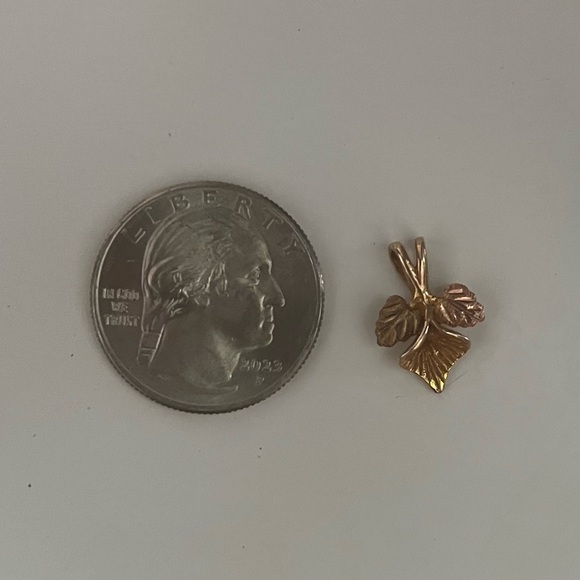 Solid gold tri-tone leaf and calla lily pendant - Picture 2 of 2